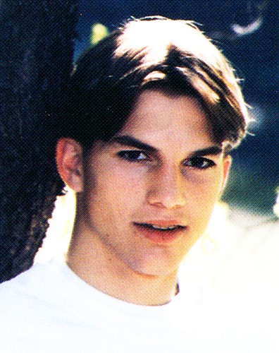 Ashton Kutcher na zdjęciu ze szkolnej kroniki z 1996 roku