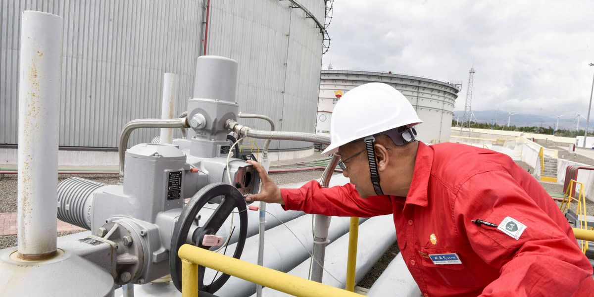 Restrykcje covidowe w Chinach mogą mieć duży wpływ na rynek ropy naftowej i ceny paliw.