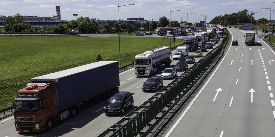 Parlament Europejski na początku kwietnia poparł propozycję nowych przepisów w sprawie przewoźników drogowych. To kontrowersyjny projekt regulacji niekorzystnych dla Polski, który zakłada m.in. objęcie przewoźników drogowych przepisami o delegowaniu pracowników.