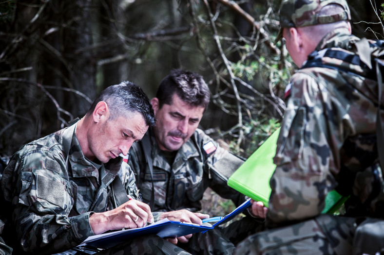 W trakcie szkolenia w terenie żołnierze WOT muszą polegać na mocno nieprecyzyjnym i słabej jakości sprzęcie