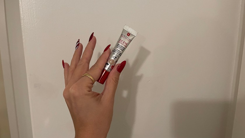 Basierend auf koreanischer Technologie: Augenkontur-Creme «CC Eye» in der Farbe Clair von Erborian für 36.95 Franken, via Manor. 