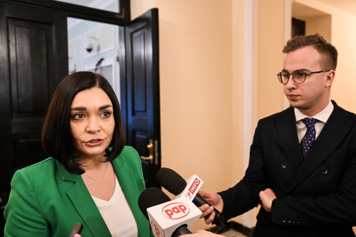Przewodnicząca komisji, posłanka Trzeciej Drogi Magdalena Sroka przed posiedzeniem komisji śledczej ds. Pegasusa w Sejmie w Warszawie