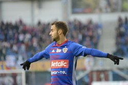 Piast wygrał pierwszy mecz na wiosnę i oddalił się od strefy spadkowej [WIDEO]