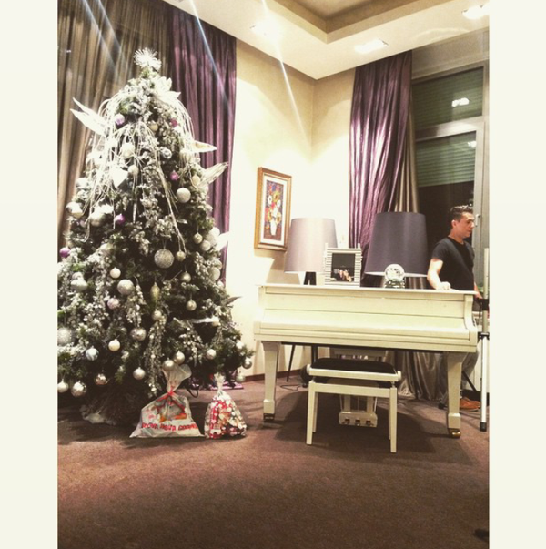 Željko dosta vremena provodi svirajući klavir