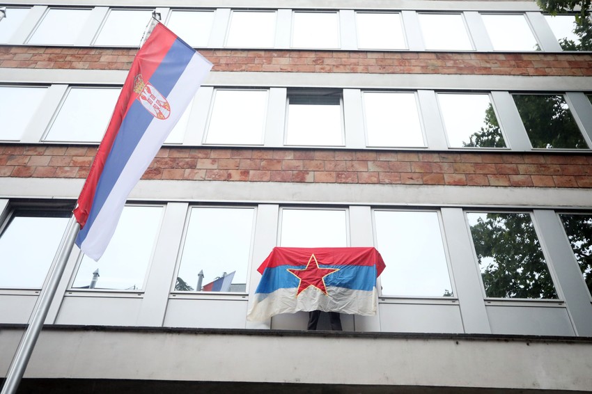 Demonstrant sa zastavom SFRJ