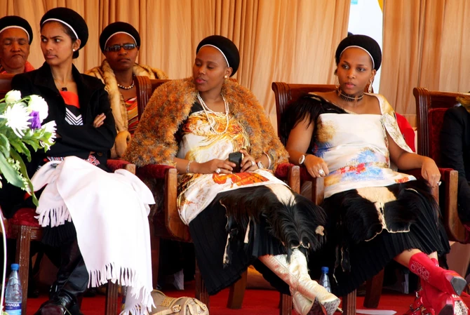 Tri supruge kralja slušaju njegov govor