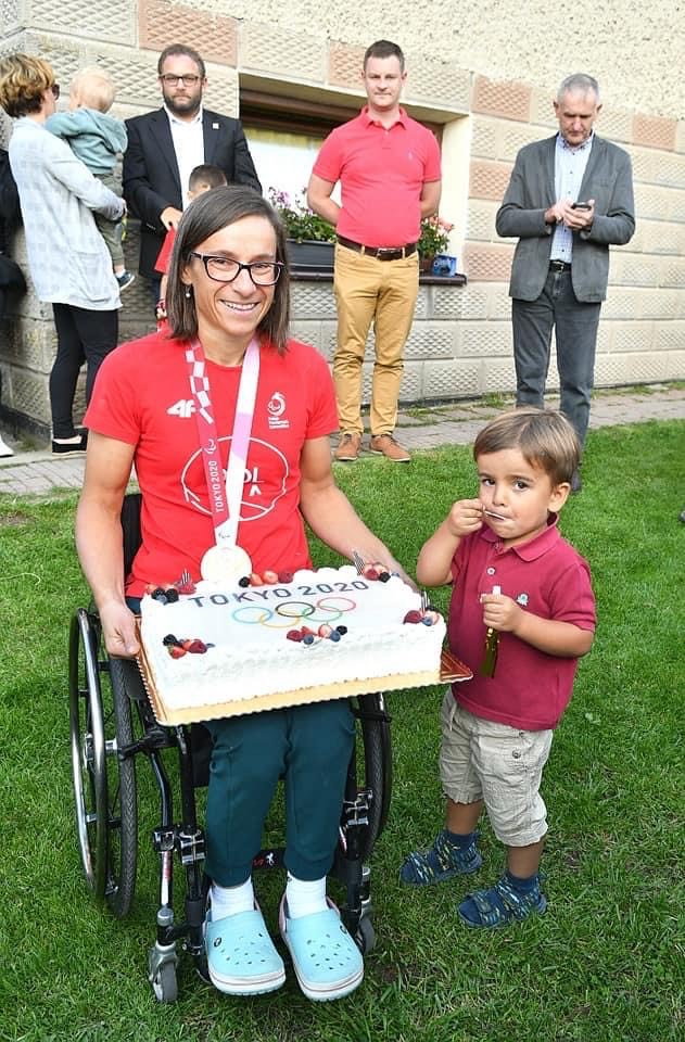 Renata Kałuża wraz z synem w czasie powitania w Czarnym Dunajcu po powrocie z igrzysk paraolimpijskich Tokio 2020