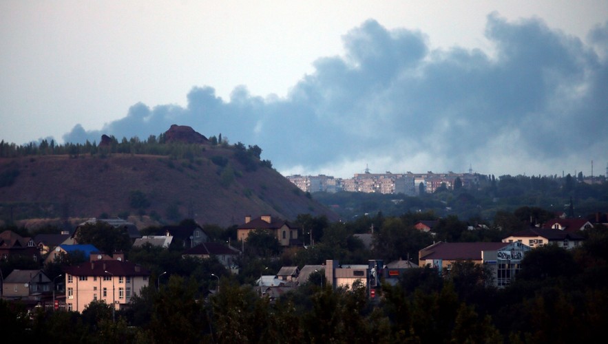 Dym nad miejscowością w okolicach Doniecka