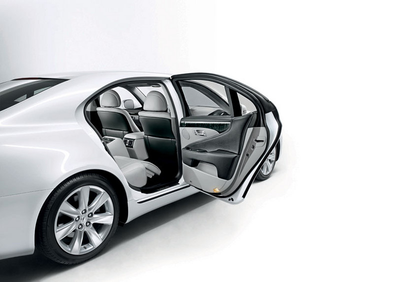 Lexus LS 600 h 2010: nowe akumulatory i więcej miejsca w bagażniku