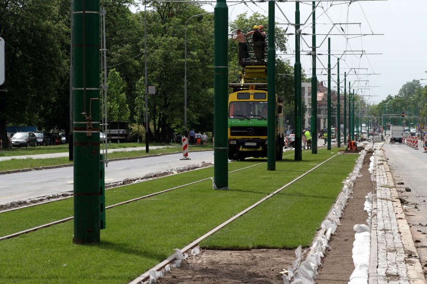 ULICA GRUNWALDZKA ZIELONE TOROWISKO TRAMWAJOWE