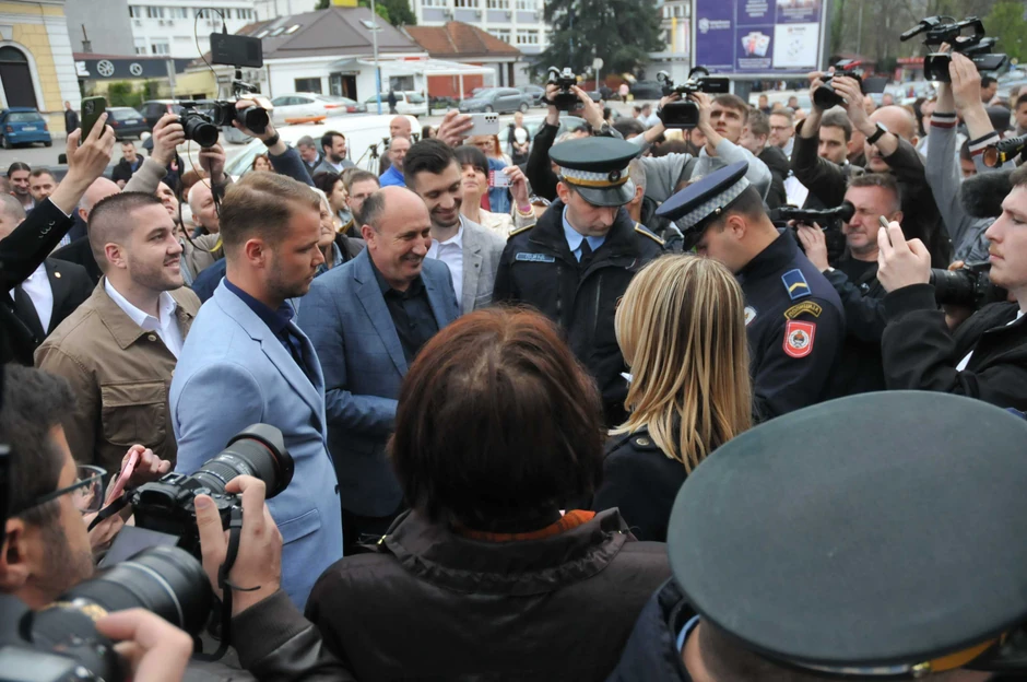 Policija legitimiše građane na protestu u Banjaluci