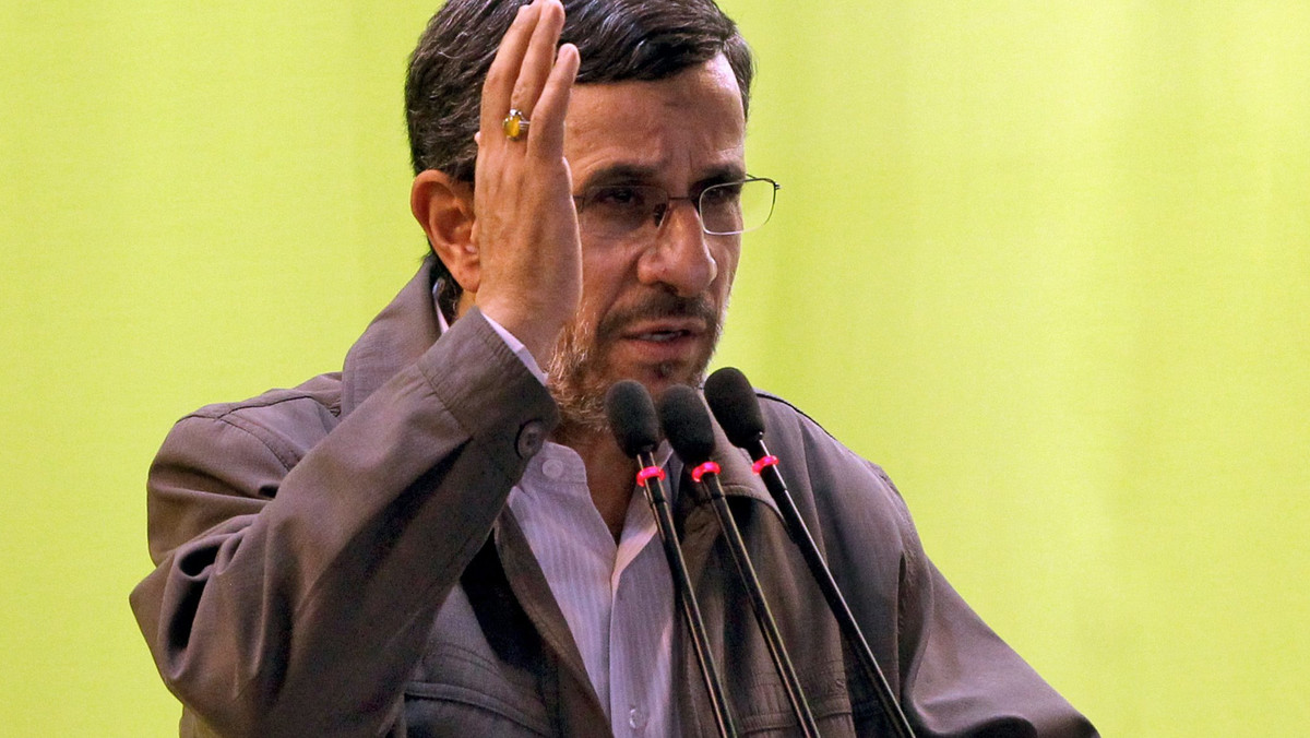 Odchodzący ultrakonserwatywny prezydent Iranu Mahmud Ahmadineżad oświadczył, że Izrael - wróg numer jeden Republiki Islamskiej - "zostanie zniszczony". Według nowego umiarkowanego szefa państwa Hasana Rowhaniego "reżim syjonistyczny powinien zostać usunięty".