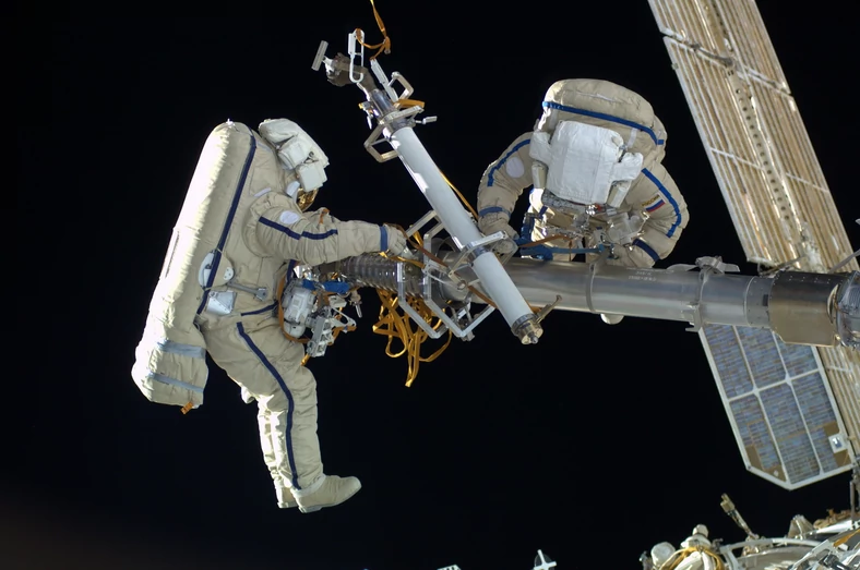 Rosyjski kosmonauta podczas konserwacji ISS.