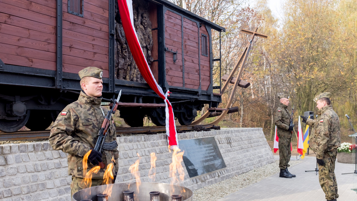 Bydlęcy wagon, zwany na Śląsku "krowiokiem", a w nim stłoczone postaci wywożonych do Związku Radzieckiego – tak wygląda odsłonięty w Bytomiu pomnik upamiętniający ofiary Tragedii Górnośląskiej.