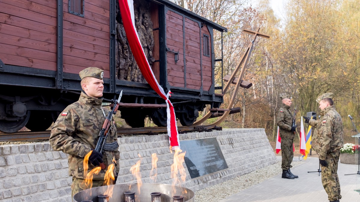 Bydlęcy wagon, zwany na Śląsku "krowiokiem", a w nim stłoczone postaci wywożonych do Związku Radzieckiego – tak wygląda odsłonięty w Bytomiu pomnik upamiętniający ofiary Tragedii Górnośląskiej.