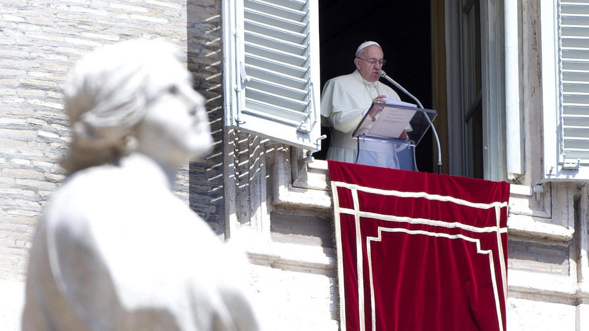 W obchodzonym w niedzielę Dniu Niepodległości Ukrainy papież Franciszek zaapelował o pokój i zakończenie konfliktu w tym kraju, który - jak mówił podczas spotkania z wiernymi w Watykanie - przynosi wiele cierpienia ludności cywilnej.