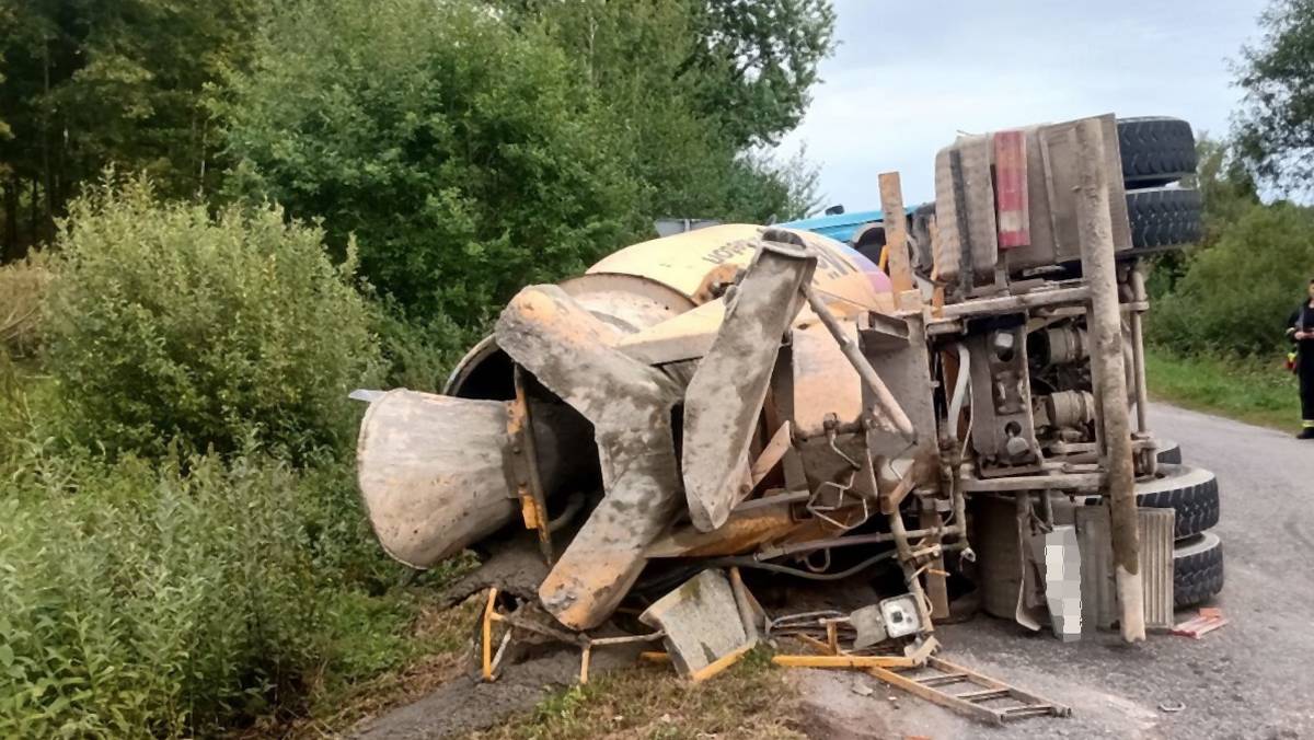 Ciężarówka z betonem wywróciła się na skrzyżowaniu