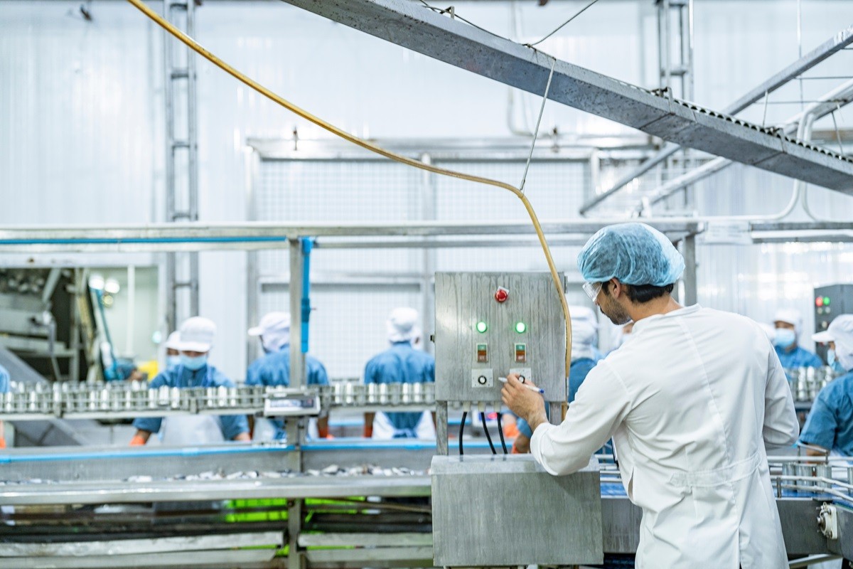 odejścia z pracy rotacja pracowników produkcja firmy produkcyjne praca zmianowa