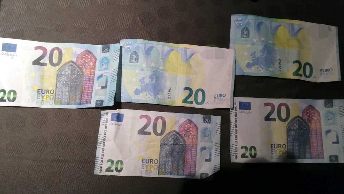 Funty brytyjskie, euro oraz polskie złote – fałszywe banknoty tych walut wytwarzane były w małej miejscowości pod Łodzią. Funkcjonariusze CBŚP, którzy odkryli nielegalną drukarnię, zabezpieczyli tam m.in. specjalną linię do produkcji "lewych" pieniędzy. Zatrzymano w sumie pięć osób. Za podrabianie banknotów grozi do 25 lat więzienia.