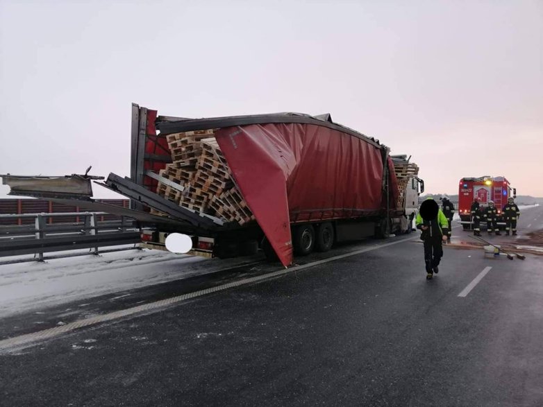 Przewrócona ciężarówka na A2