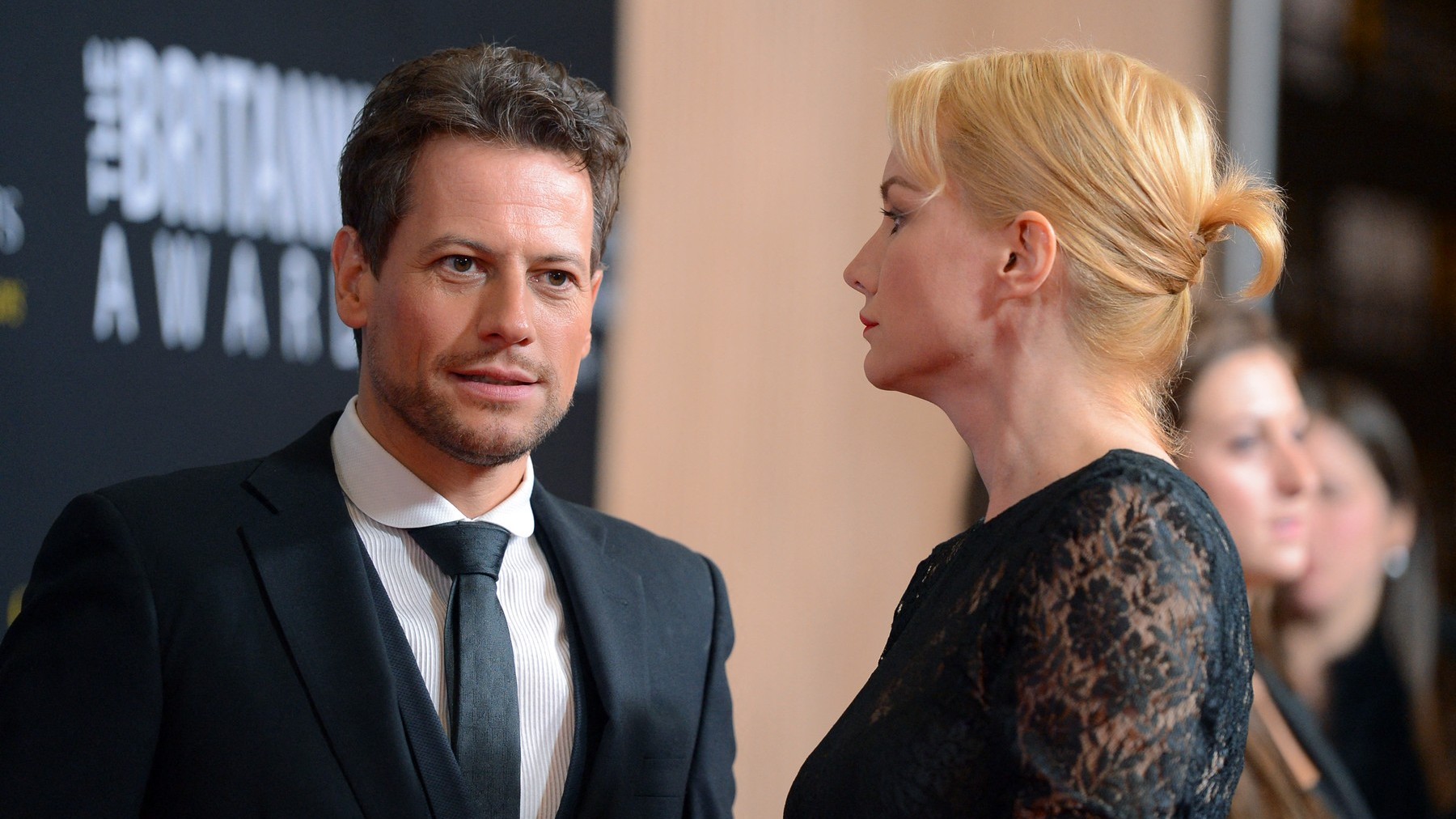 Alice Evans a Ioan Gruffudd na udeľovaní cien BAFTAv roku 2012.