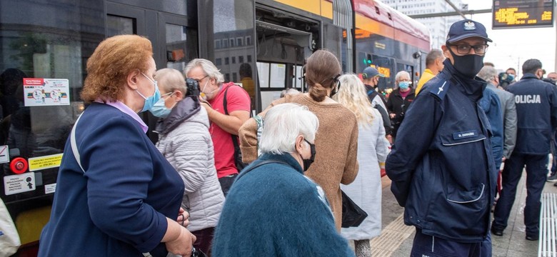 Koronawirus w Polsce, możliwy powrót obostrzeń. "Sytuacja się pogarsza"