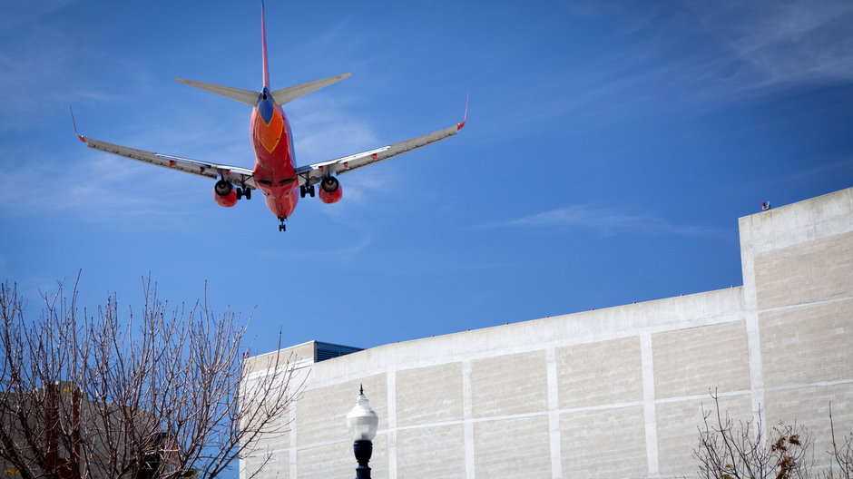 Samolot lecący nisko nad lotniskiem (zdj. ilustracyjne)