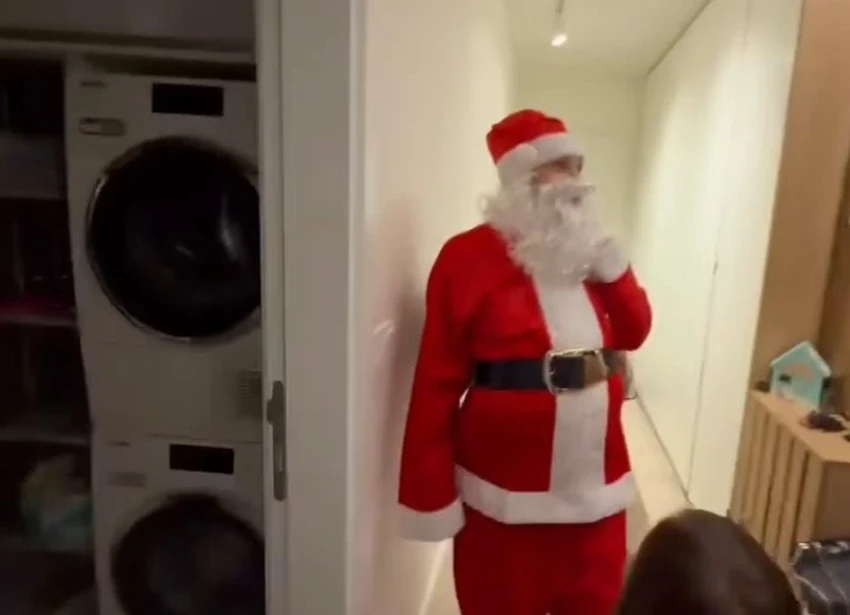 Anabela se prerušila u Deda Mraza, ovakva uletela u stan kod Lune i Marka: Unuke presrećne