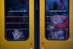 Działania UE dla uchodźców z Ukrainy: Ochrona tymczasowa, dodatkowe prawa i pomoc rzeczowa