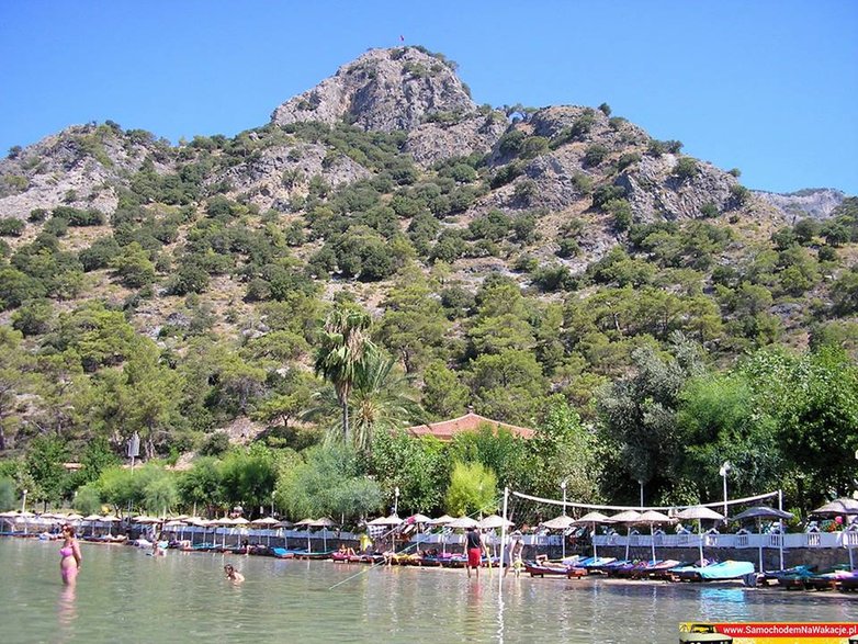 plaża Oludeniz jest posiada wąski pas do wykorzystania na plażowanie