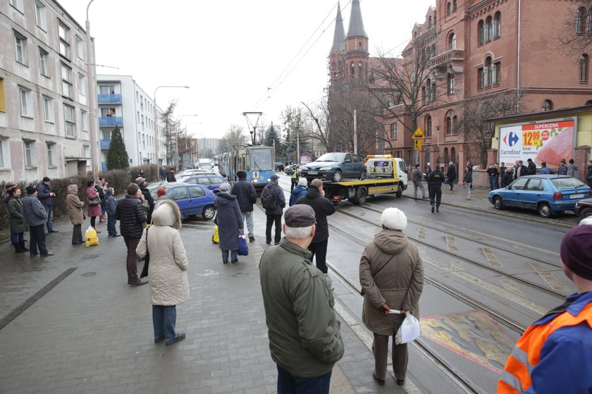 Pasażerowie czekają na tramwaj