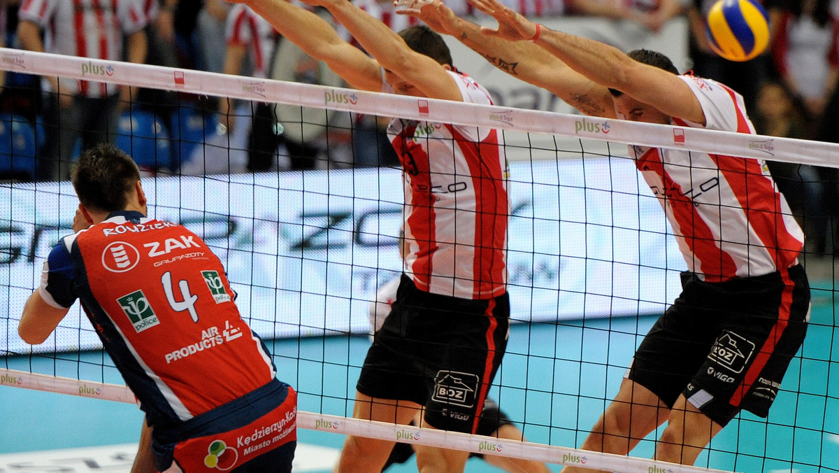 Wynik spotkania PlusLigi, Asseco Resovia Rzeszów - ZAKSA Kędzierzyn-Koźle, które zakończyło się w sobotę zwycięstwem 3:1 rzeszowian został utrzymany, zdecydował zarząd Profesjonalnej Ligi Piłki Siatkowej, poinformował Polsat Sport. Sędziowie sobotniego meczu zakończyli go przy stanie 2:1 w setach i 24:14 w partii czwartej dla Asseco Resovii.