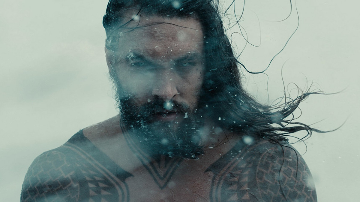 Jason Momoa, gwiazda "Gry o tron" i "Acquamana", pożegnał się ze swoją słynną brodą, którą nosił od 2012 roku. Aktor pokazał nagranie, w którym pozbywa się zarostu. Nie zrobił tego jednak dla taniego poklasku.