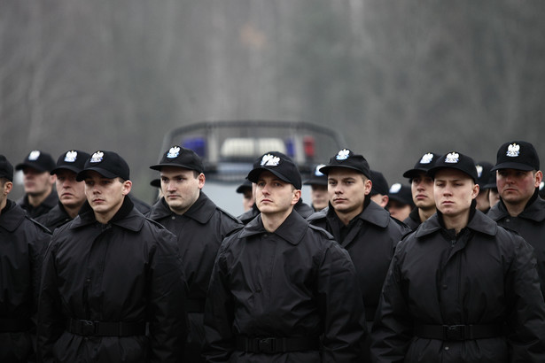 Zmiany wymagań wobec kandydatów do służby w policji, w tym rezygnacja z rygorystycznego wymogu niekaralności za wykroczenia przewiduje nowelizacja ustawy o policji, którą w piątek uchwalił Sejm (fot. newspix.pl)