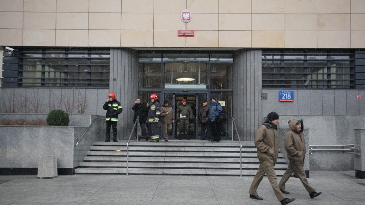 Z powodu fałszywych alarmów bombowych w piątek tylko z pięciu ministerstw ewakuowano blisko 5000 urzędników. To ilu ich jest w rządzie? Okazuje się, że w samych ministerstwach zatrudniona jest rzesza ponad 41 tysięcy osób! To tyle, ile mieszkańców ma Nowa Sól w woj. lubuskim. Na pensje dla urzędników wydajemy rocznie ponad 3 miliardy złotych. I czy chcemy, czy nie, każdy z nas łoży na nich po 110 złotych rocznie.