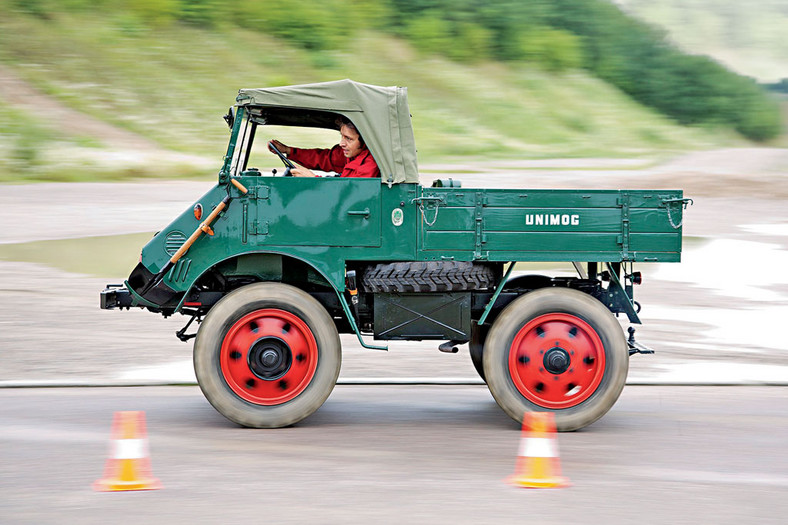 Rolnik kontra żołnierz - Unimog 2010 kontra Porsche 597 Jagdwagen