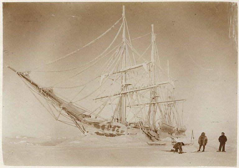 „Belgica” utknęła na długie miesiące w lodzie.