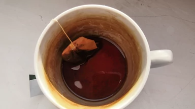 Jak usunąć osad z herbaty i kawy? Poznaj kilka genialnych trików
