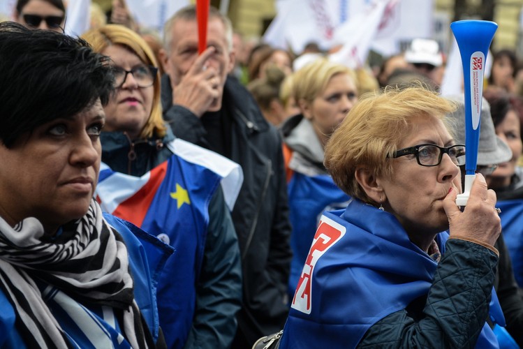 Protestujący przed KPRM. Manifestacja zorganizowana przez OPZZ pod hasłem Polska Potrzebuje Wyższych Płac! odbyła się w Warszawie.