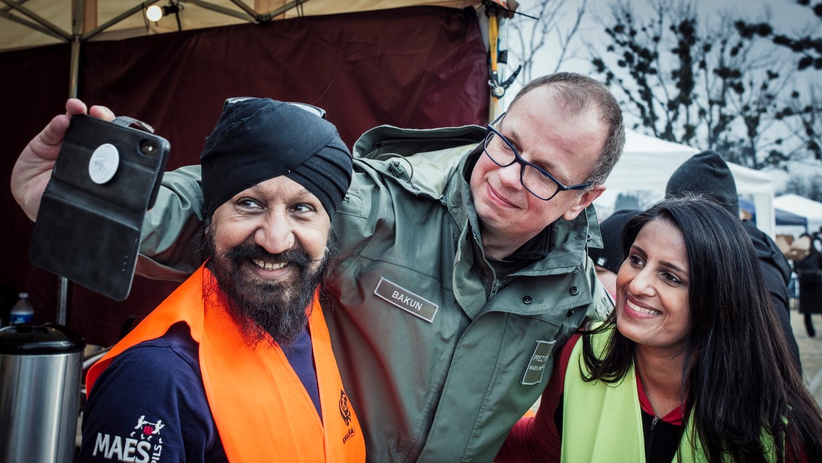 Prezydent Przemyśla Wojciech Bakun pozuje do selfie z Johnnym Kalsim z organizacji Khalsa Aid, 16 marca 2022 r.