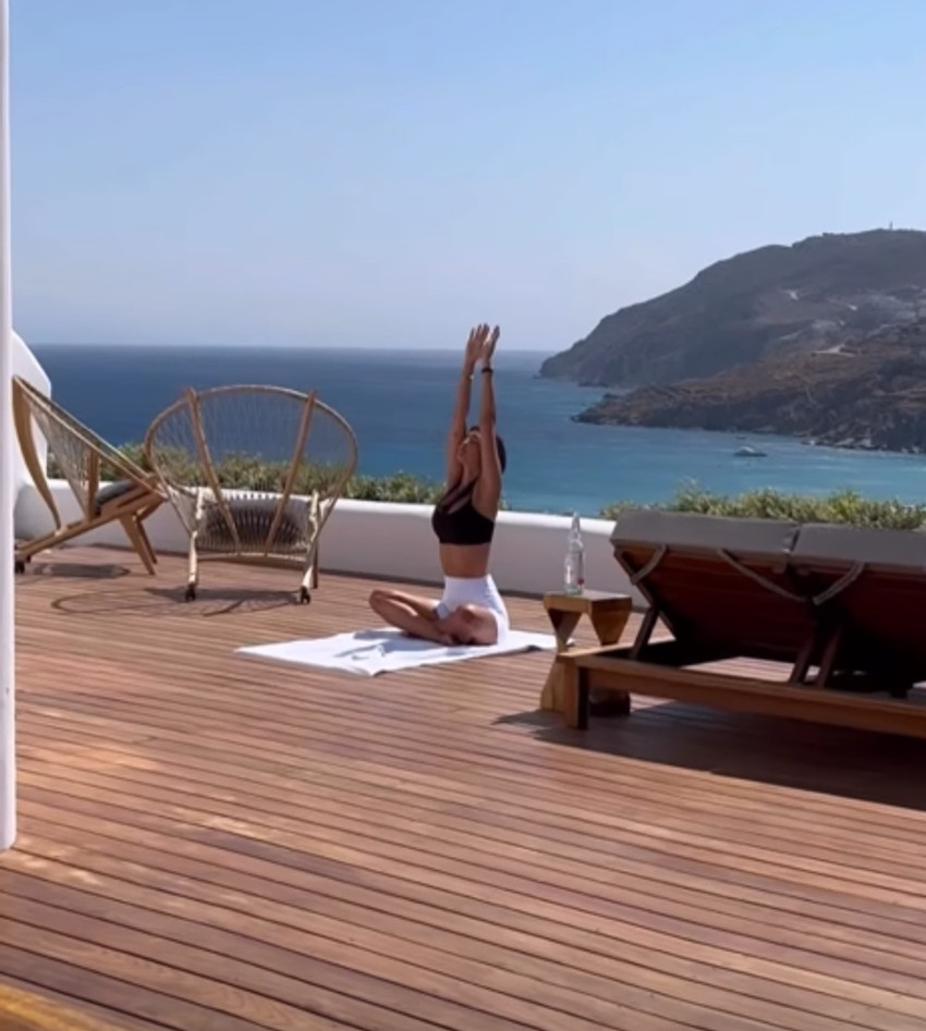 Đina Džinović vežba jogu na Mikonosu