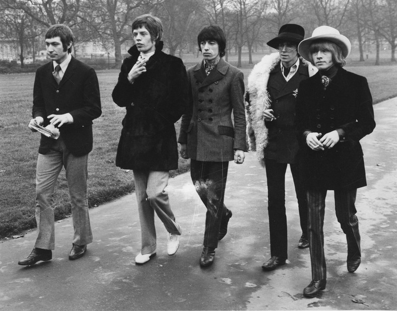 Charlie Watts, Mick Jagger, Bill Wyman, Keith Richards i Brian Jones w 1967 r. spacerujący w londyńskim Green Parku kilka dni przed wizytą w Stanach Zjednoczonych i występem w programie Eda Sullivana