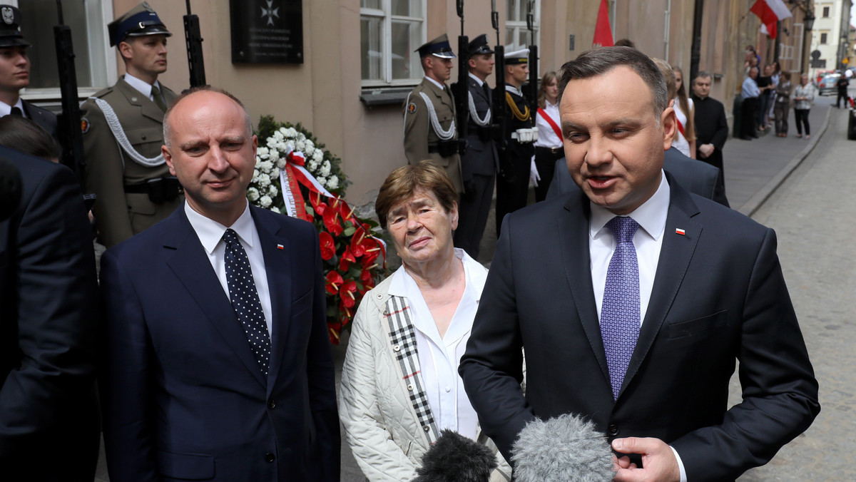 - Ta śmierć to było coś, co dla mojego pokolenia było symbolem PRL-u. Zniewolenie, kłamstwo i śmierć - powiedział po złożeniu kwiatów prezydent Andrzej Duda.