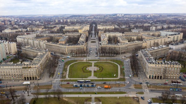Z jednej strony Nowa Huta to socjalistyczne miasto, wizytówka komunistycznego systemu w Polsce, a z drugiej w latach 80. XX w. bastion opozycji i ruchów antykomunistycznych w Krakowie.