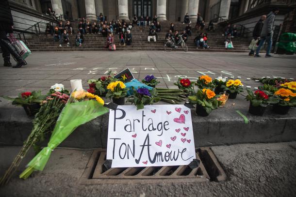 Brussels attacks: people spread messages