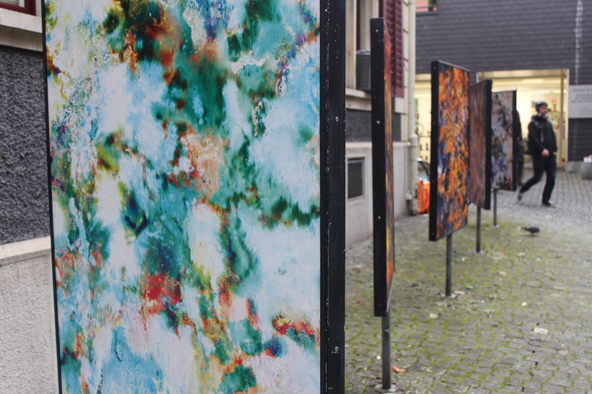 Rochats Bilder sind immer bunt und leuchtend, ihre Motive zellular und abstrakt. Beim Betrachter will sie Gedanken einpflanzen, die mit der Wahrnehmung der Welt und Wirklichkeit zu tun haben, sie will eigene Gefühle und Gedanken auslösen. 