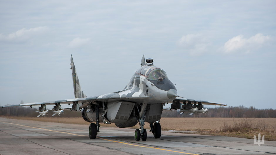 Dwumiejscowe samoloty szkolno-bojowe MiG-29UB są pozbawione stacji radiolokacyjnej. Próbowano je wykorzystać do osłony własnego terytorium przed atakami rosyjskich pocisków manewrujących i dronów Szahid, ale poszukiwanie celów w warunkach nocnych, polegając na termonamierniku, okazało się mało skuteczne