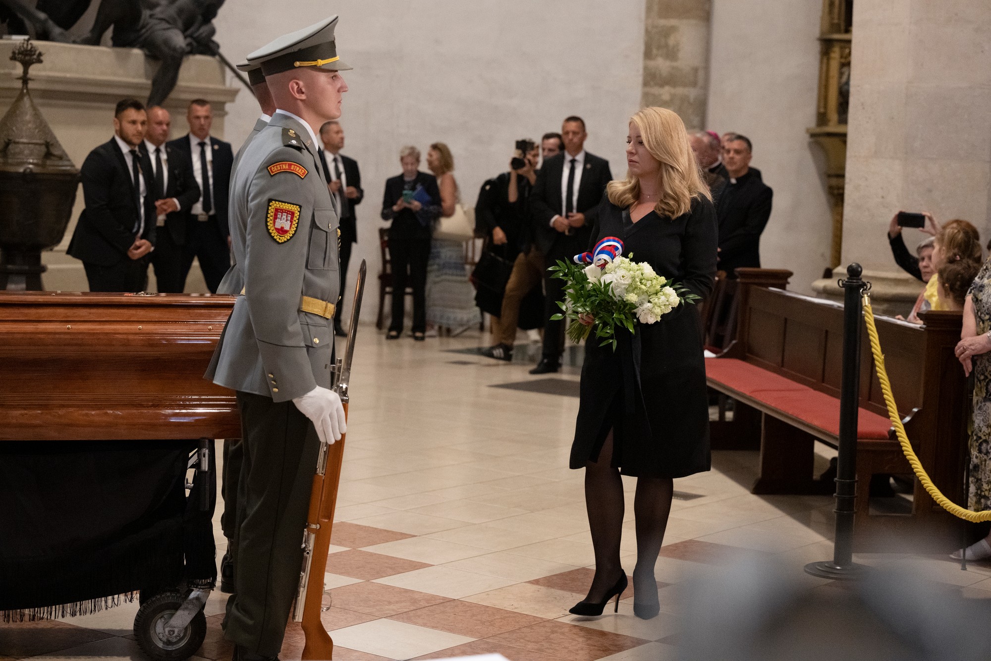 Prezidentka SR Zuzana Čaputová počas verejného uctenia pozostatkov kardinála Jozefa Tomka v Dóme sv. Martina v Bratislave.