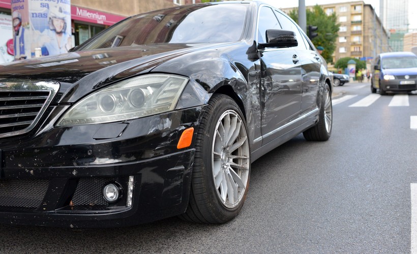 Uszkodzony mercedes Mariusza Pudzianowskiego