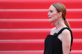 MA, BRAVO! Legendarna glumica (64) čiji talenat Srbija baš voli nosi u Kanu NAJJEDNOSTAVNIJU HALJINU, ali detalj na leđima krade pažnju, a sandale su SAN SNOVA